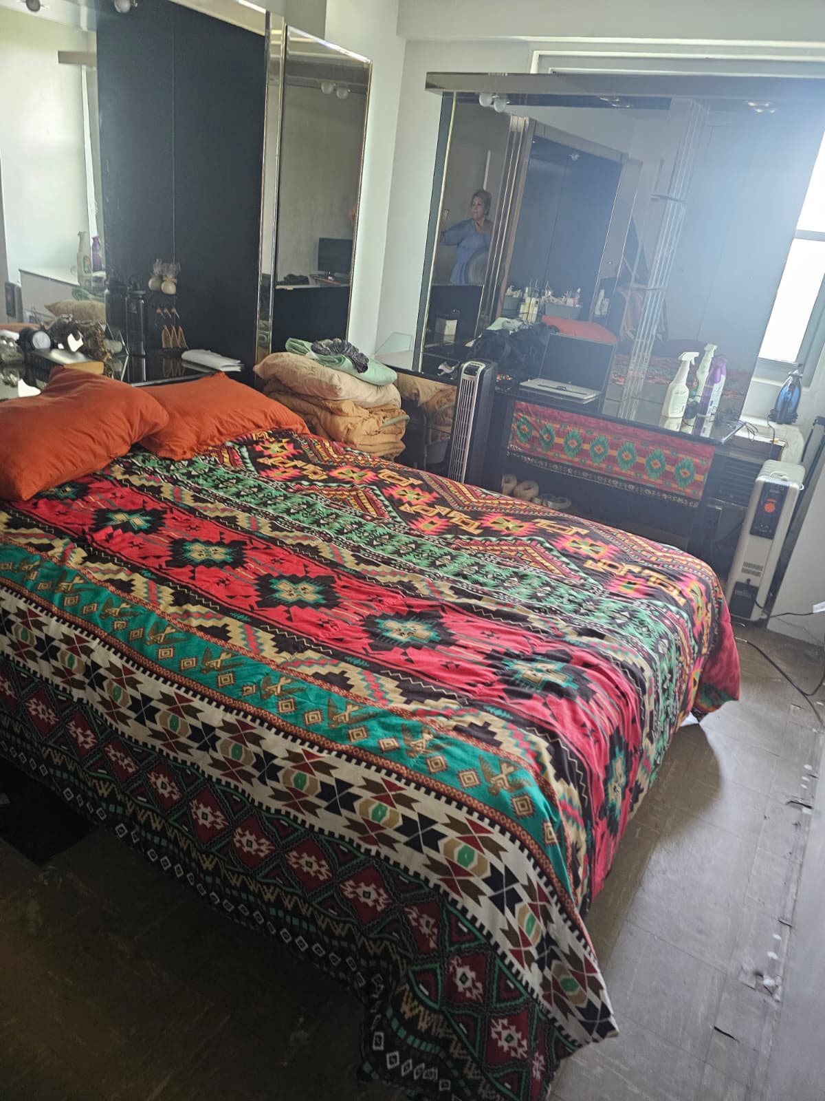 Dormitorio con cama de colores